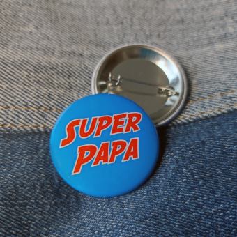Ansteckbutton Super Papa auf Jeans mit Rückseite